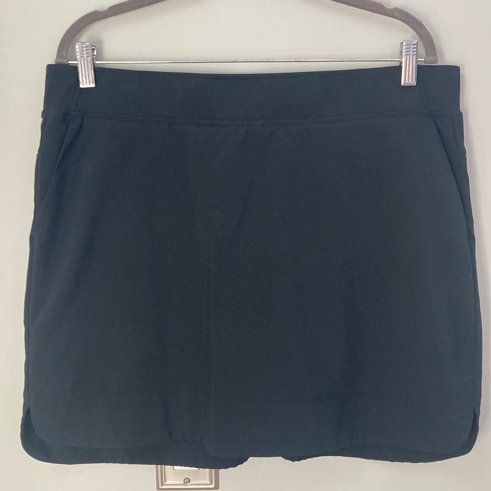 Black skort size xl.